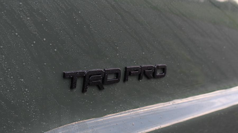 Логотип Toyota Sequoia TRD Pro 2020 года  (фото 8 из 44)